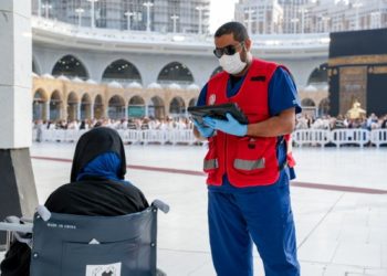 ألفي مسعف ومتطوع من الهلال الأحمر لخدمة زوار الحرم المكي خلال رمضان