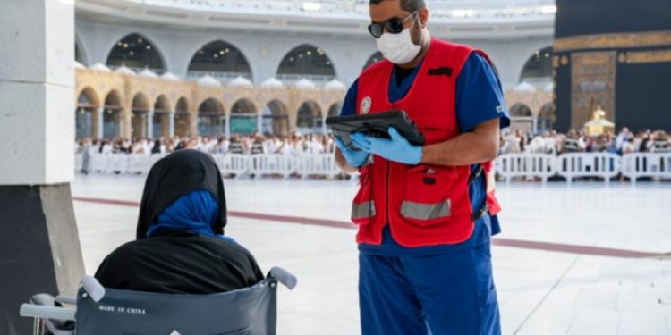 ألفي مسعف ومتطوع من الهلال الأحمر لخدمة زوار الحرم المكي خلال رمضان