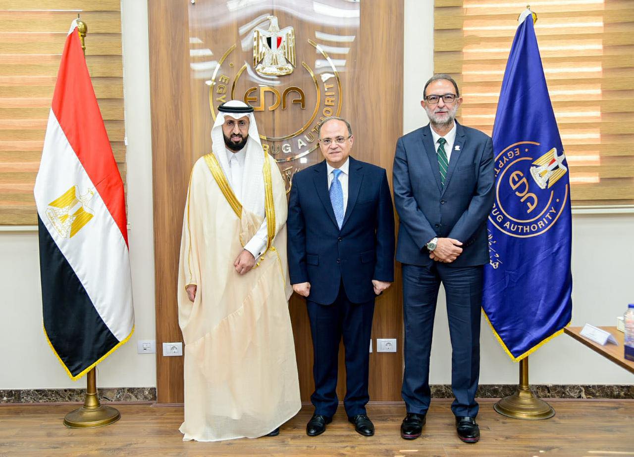 الدكتور هشام الجضعي يلتقي رئيس هيئة الدواء المصرية لبحث سبل التعاون وتنسيق الجهود في الجوانب التنظيمية