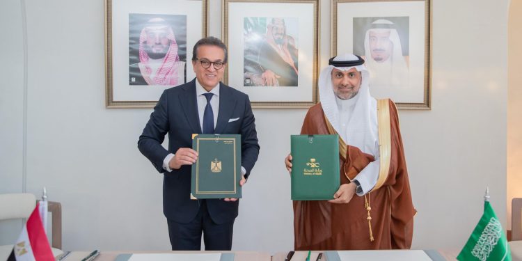 جانب من توقيع الاتفاقية