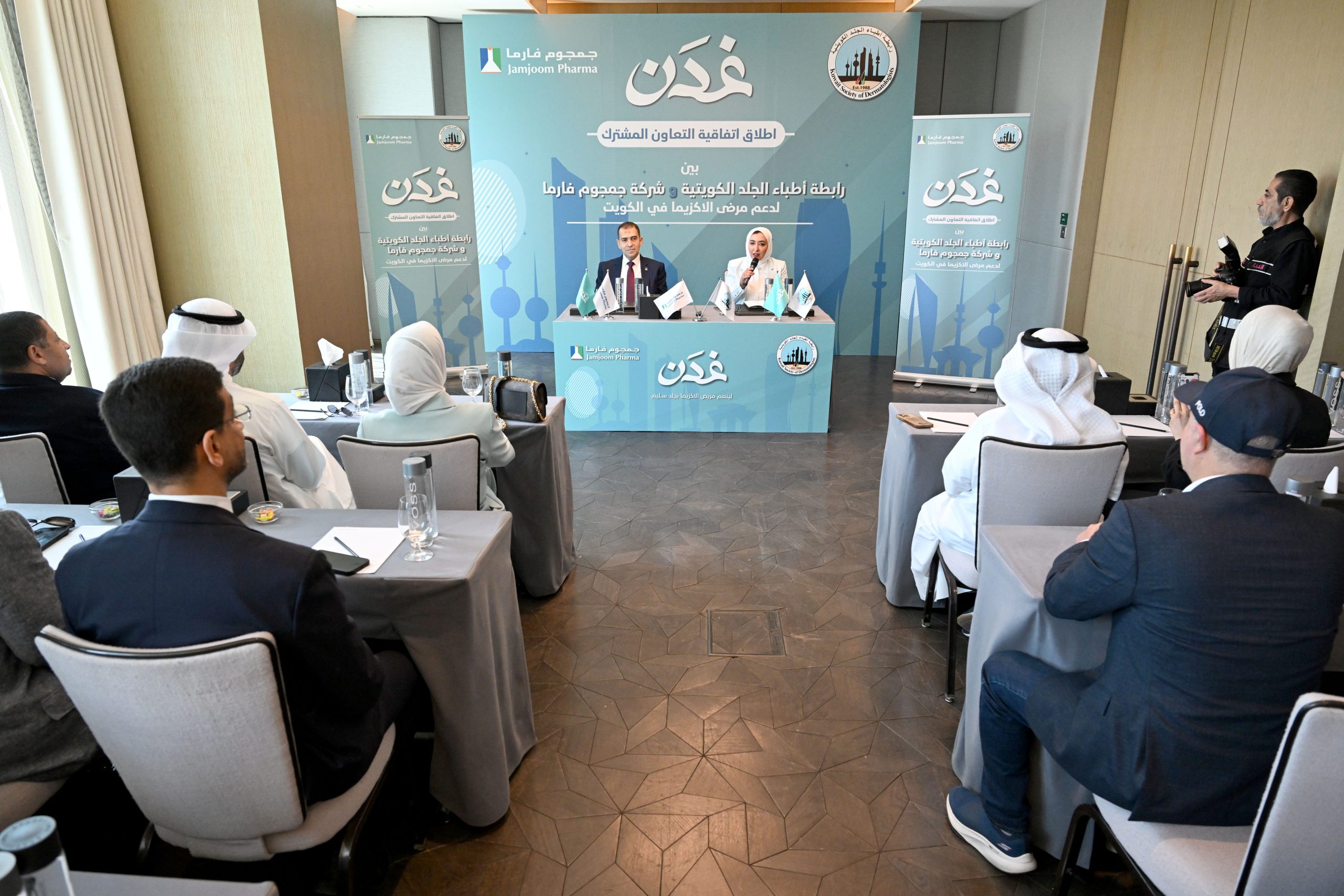 د.أطلال اللافي ومحمد الجندي خلال توقيع مذكرة التفاهم بين رابطة أطباء الجلد وجمجوم فارما