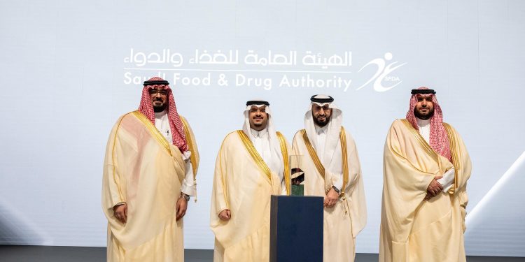 الدكتور هشام الجضعي يتسلم درع التكريم
