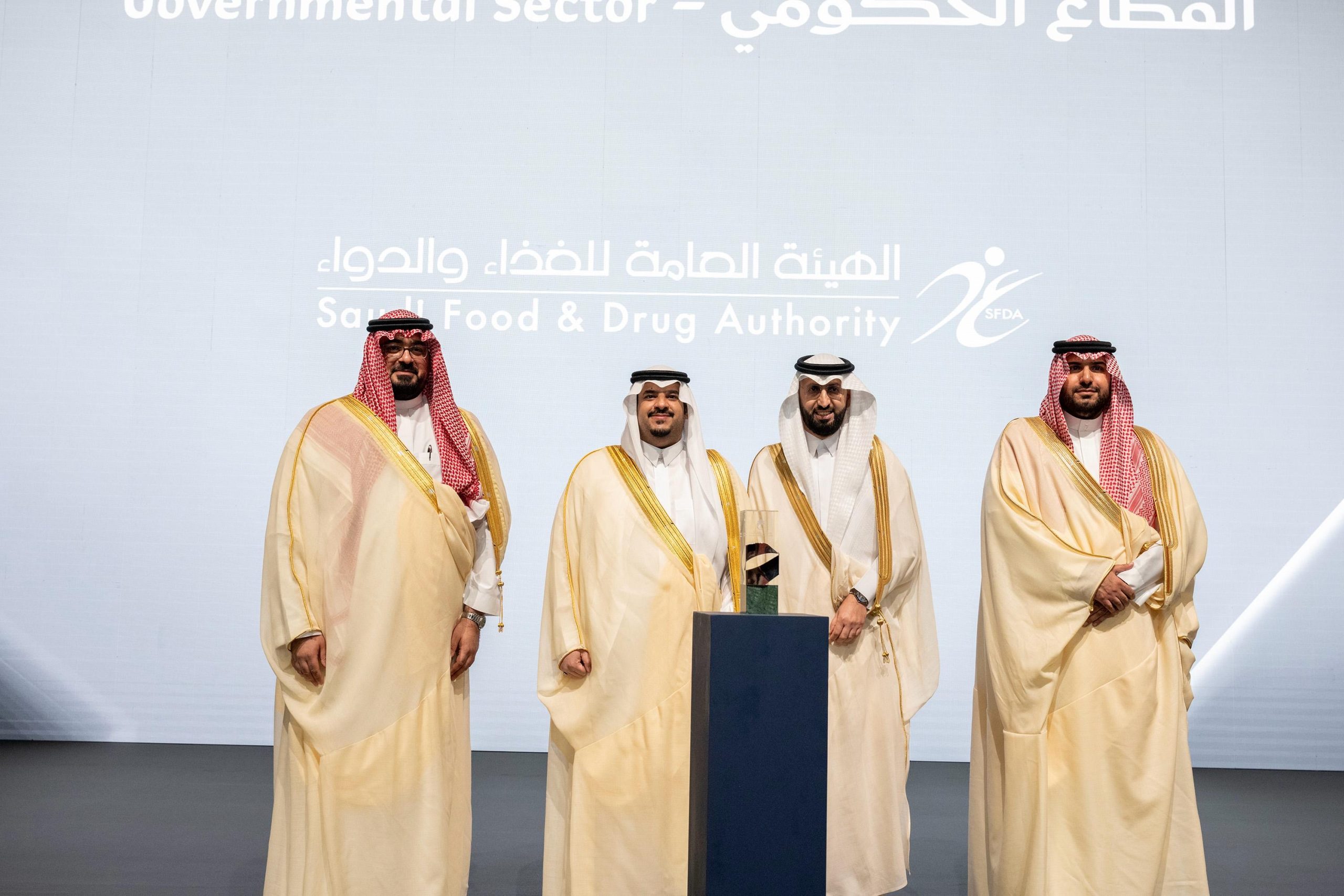 الدكتور هشام الجضعي يتسلم درع التكريم