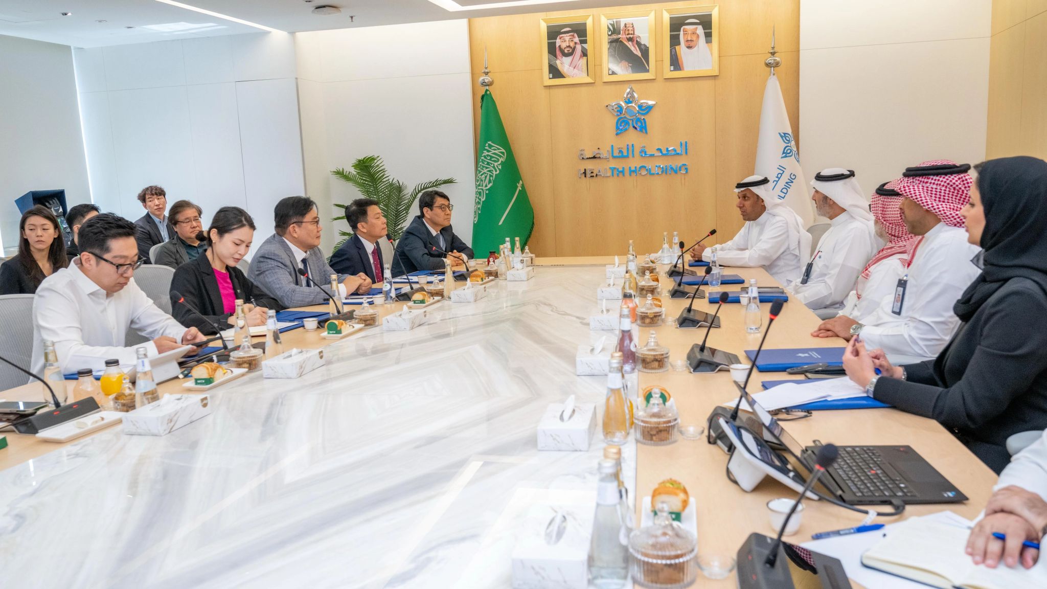 الرئيس التنفيذي لـ«الصحة القابضة» يبحث مع وفد كوري فرص التعاون والابتكار الصحي 