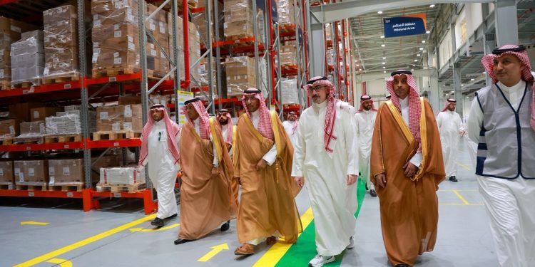 وزير الصناعة والثروة المعدنية يتفقد المستودع اللوجستي لشركة «نوبكو» في الباحة
