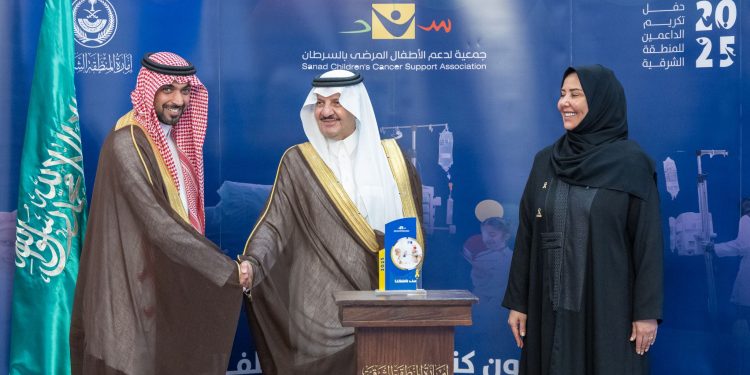 أمير المنطقة الشرقية يكرم «الدواء للخدمات الطبية» لدعمها أطفال مرضى السرطان