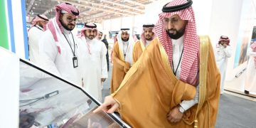 رئيس هيئة الغذاء والدواء يدشّن نموذجًا يعتمد على الذكاء الاصطناعي للتنبؤ بنقص الأدوية