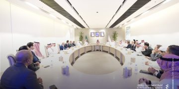 رئيس هيئة الدواء يلتقي عددًا من رؤساء وممثلي شركات الأدوية في المملكة لبحث فرص النمو والتطوير