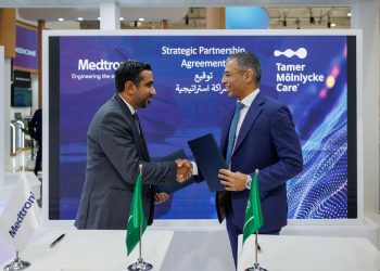 «تمر مولنليكي للرعاية الصحية» و«ميدترونيك» يدخلان في شراكة لتعزيز الابتكار الجراحي في المملكة