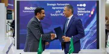 «تمر مولنليكي للرعاية الصحية» و«ميدترونيك» يدخلان في شراكة لتعزيز الابتكار الجراحي في المملكة