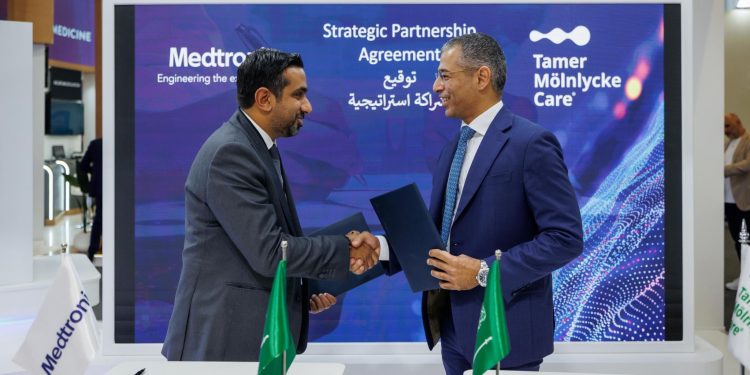 «تمر مولنليكي للرعاية الصحية» و«ميدترونيك» يدخلان في شراكة لتعزيز الابتكار الجراحي في المملكة