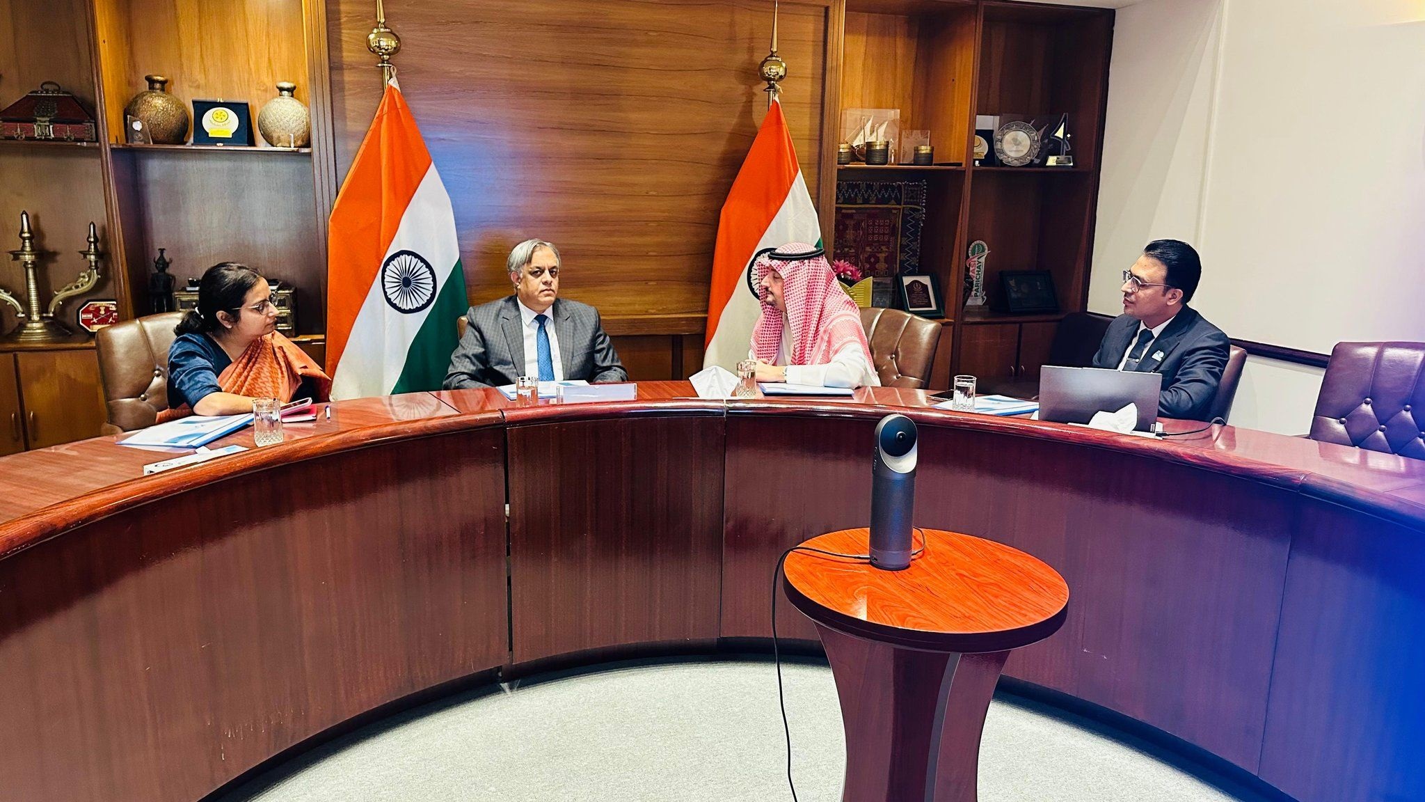 الرئيس التنفيذي لشركة واحة العرب القابضة يبحث مع السفير الهندي بالمملكة تعزيز التعاون مع شركات الأدوية الهندية