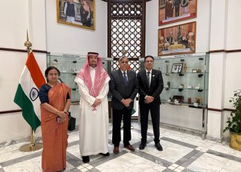 الرئيس التنفيذي لشركة واحة العرب القابضة يبحث مع السفير الهندي بالمملكة تعزيز التعاون مع شركات الأدوية الهندية