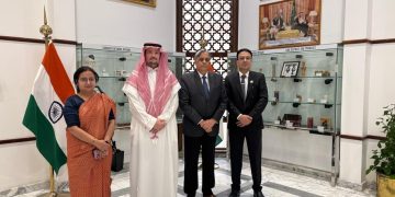 الرئيس التنفيذي لشركة واحة العرب القابضة يبحث مع السفير الهندي بالمملكة تعزيز التعاون مع شركات الأدوية الهندية