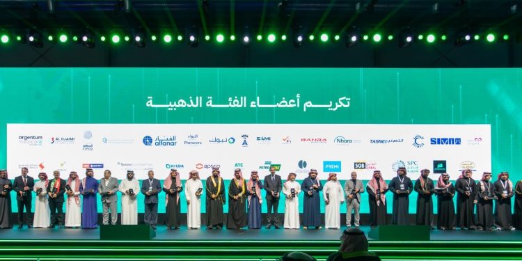 هيئتا تنمية الصادرات والمحتوى المحلي يكرمان مصنع سمات للحلول الطبية على هامش معرض «صنع في السعودية»