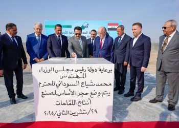 جانب من وضع حجر الأساس لمصنع اللقاحات