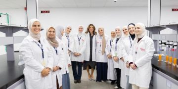 الملكة رانيا تزور مصنع شركة أدوية الحكمة في مدينة السلط الأردنية