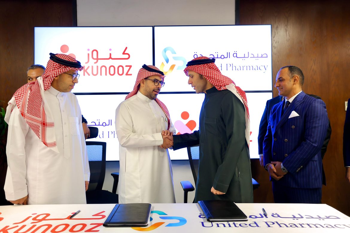 جانب من التوقيع