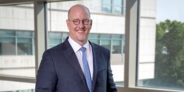 روبرت ديفيس، رئيس مجلس الإدارة والرئيس التنفيذي لشركة ميرك