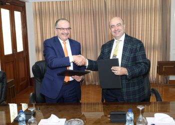 جانب من التوقيع