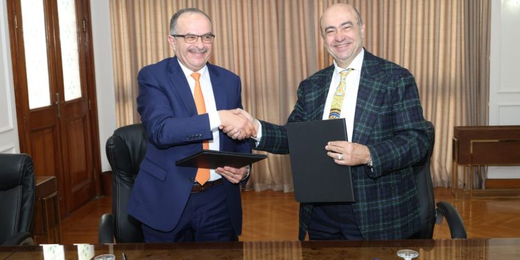 جانب من التوقيع