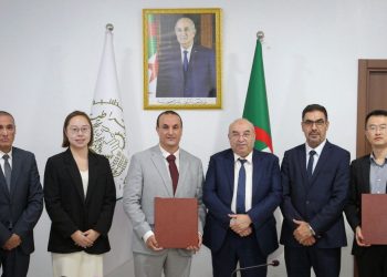 «فارما إنفست» الجزائرية توقع اتفاقية مع «يانغتسي ريفر» الصينية لنقل تكنولوجيا صناعة الأدوية وتطوير إنتاج المواد الأولية